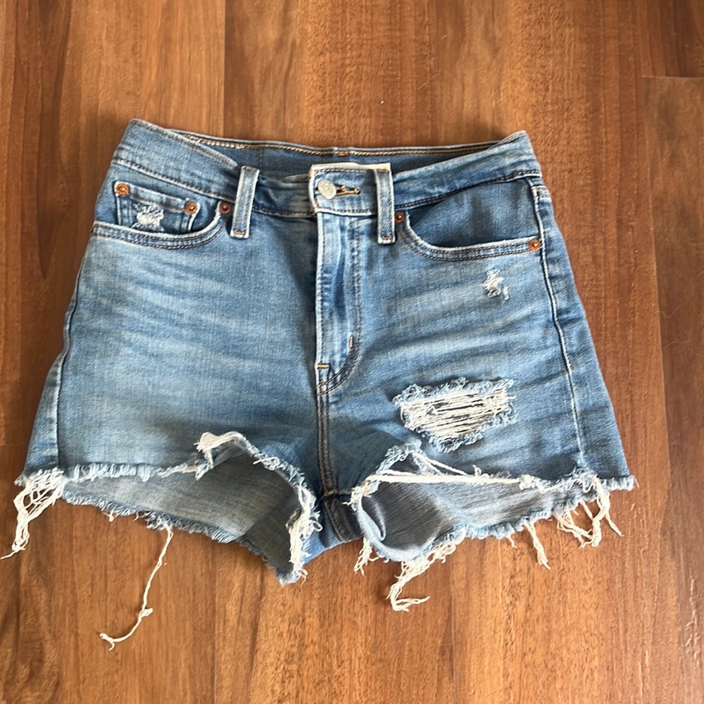 Levi high rise shorts Size 26